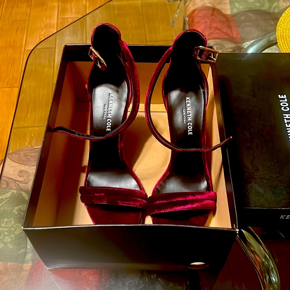 Kenneth Cole Brooke ankle strapped heeled sandal. Size 10. The color wine.